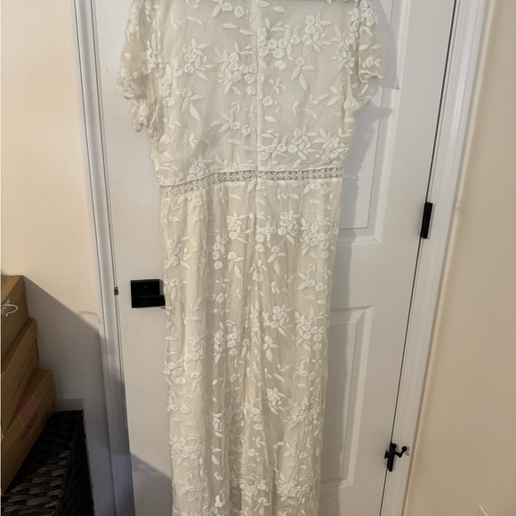 Elegant White Lace Maxi Dress - Picture 4 of 7